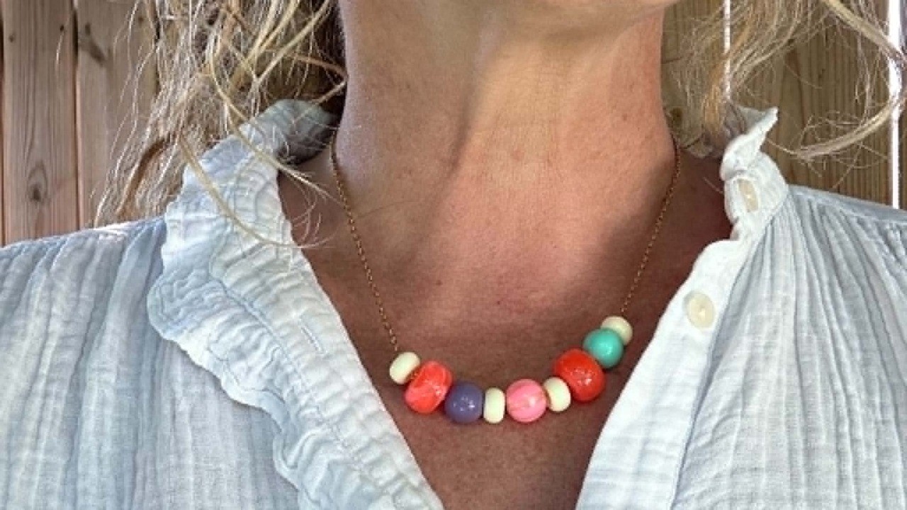 Collier perles multicolores porté par un mannequin - Bijou fantaisie artisanal DEBA CREATION