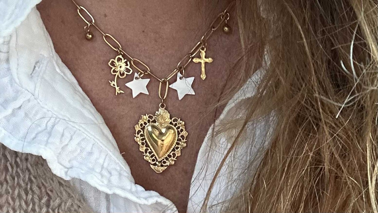 Colliers de créateur pour femme, breloques charms dorées et colorées montées sur une chaîne, atelier proche de Bordeaux