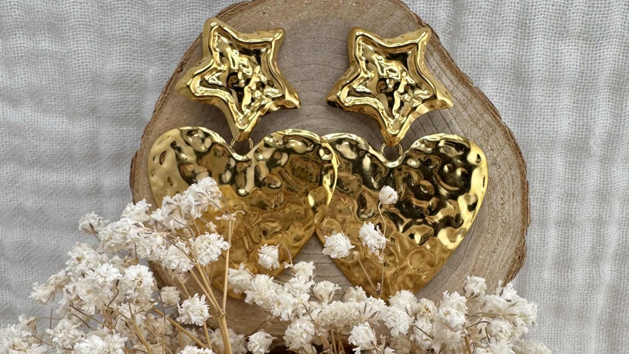 boucles d'oreilles de créateur pour femme, gros coeur et clou d'oreille étoile martelés en acier inoxydable doré, portées, atelier proche Bordeaux
