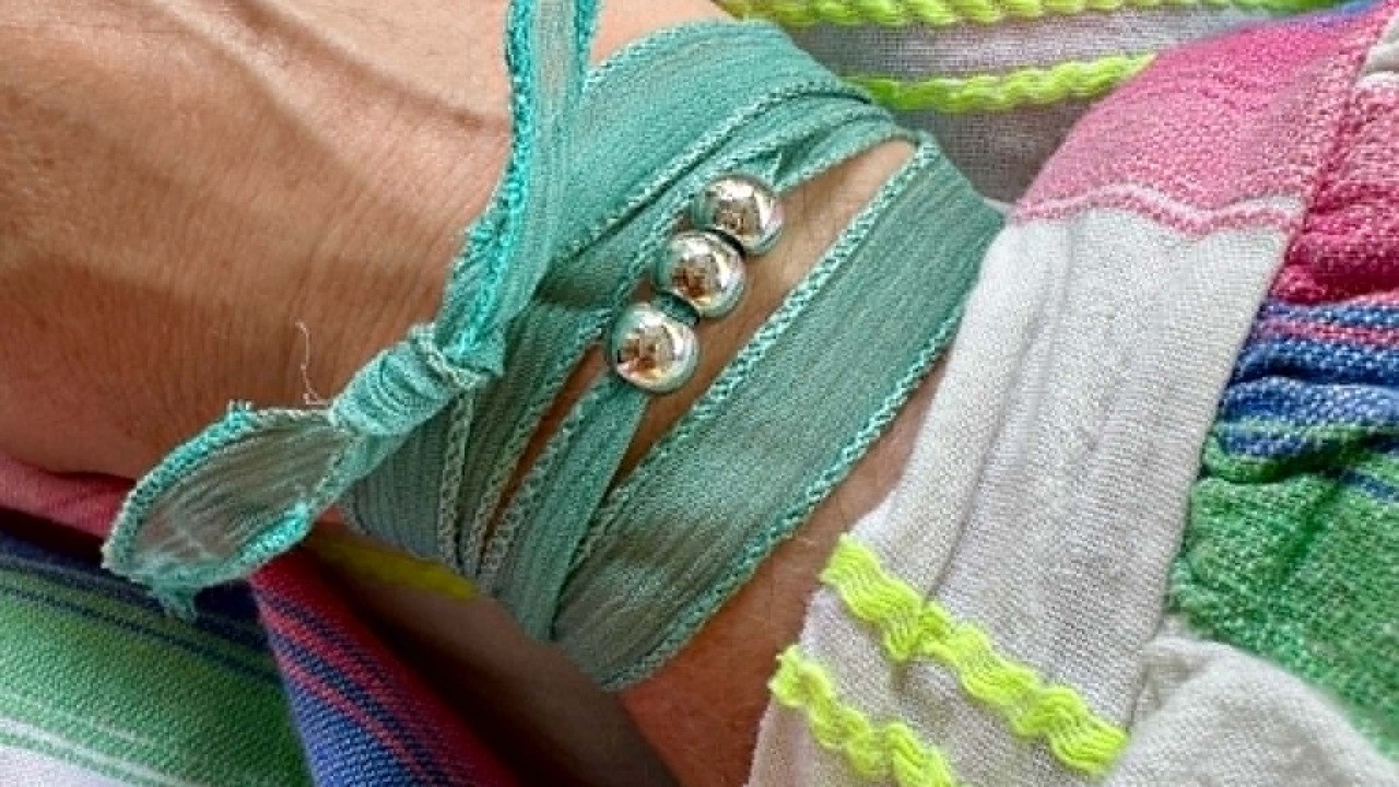 Bracelet ruban de soie turquoise avec perles en argent porté au poignet - Bijou fantaisie artisanal DEBA CREATION