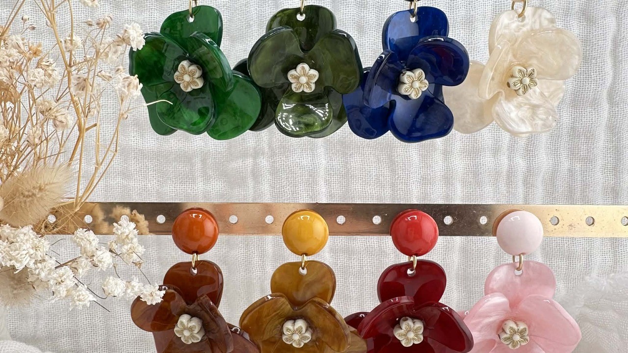 Collection de boucles d'oreilles fleur en résine colorée artisanales DEBA CREATION