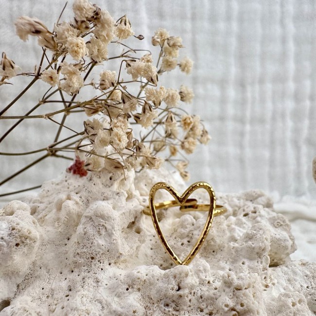 fine bague coeur dorée acier inox, ajourée et martelée, ajustable, atelier proche de Bordeaux fine bague coeur dorée acier inox, ajourée et martelée, ajustable, atelier proche de Bordeaux