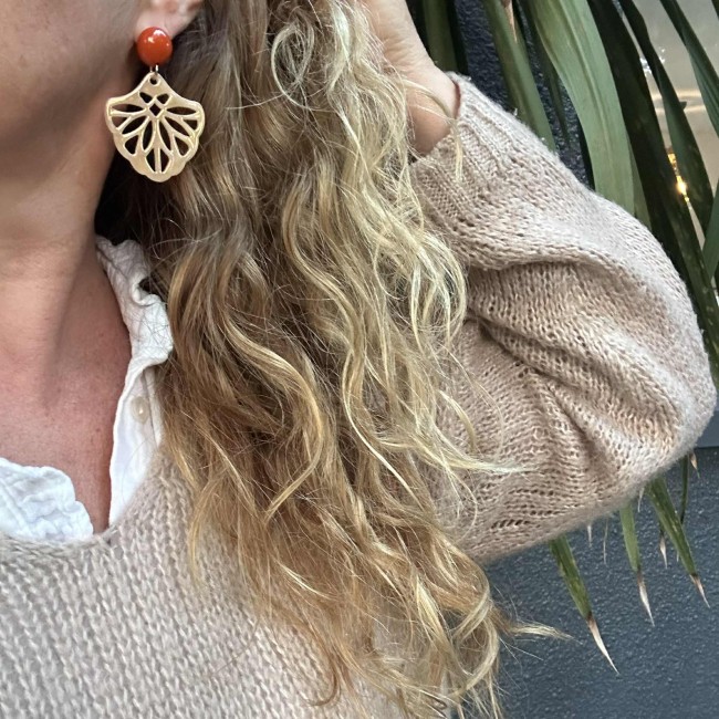 boucles d'oreilles de créateur, pendentif volute résine ajouré clou d'oreille acier inox rond résine, portées, atelier proche de Bordeaux boucles d'oreilles de créateur, pendentif volute résine ajouré clou d'oreille acier inox rond résine, portées, atelier proche de Bordeaux