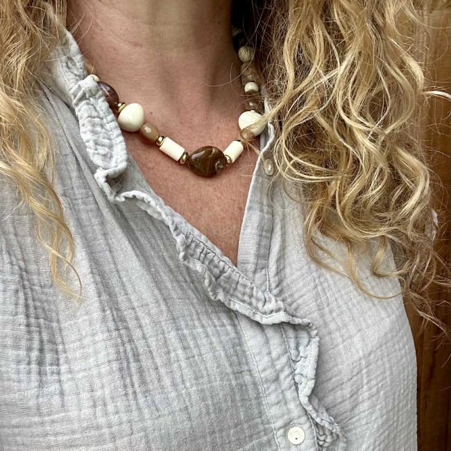 collier de créateur, grosses perles en résine beige et acier inox doré, porté, atelier proche de Bordeaux