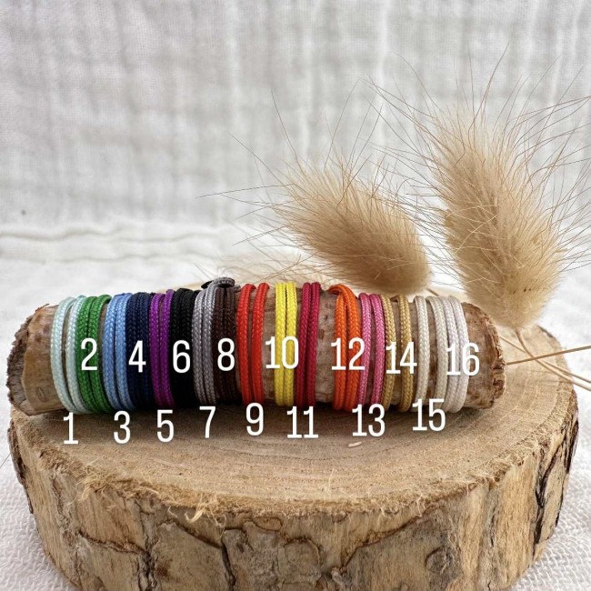 bracelets de créateur, à offrir à ton amoureux, ton ami, ta famille, fil et tube en argent ajustable, présentés sur une carte promesse du petit doigt, 16 coloris au choix, atelier proche de Bordeaux