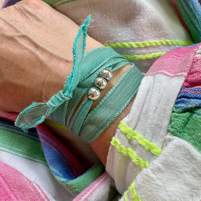 Bracelet bohème Annick en soie turquoise porté au poignet