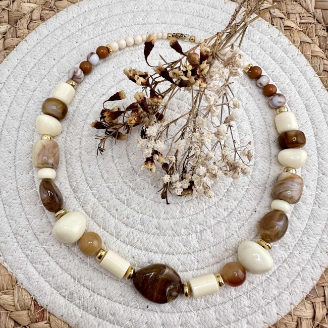 collier de créateur, grosses perles en résine beige et acier inox doré, atelier proche de Bordeaux