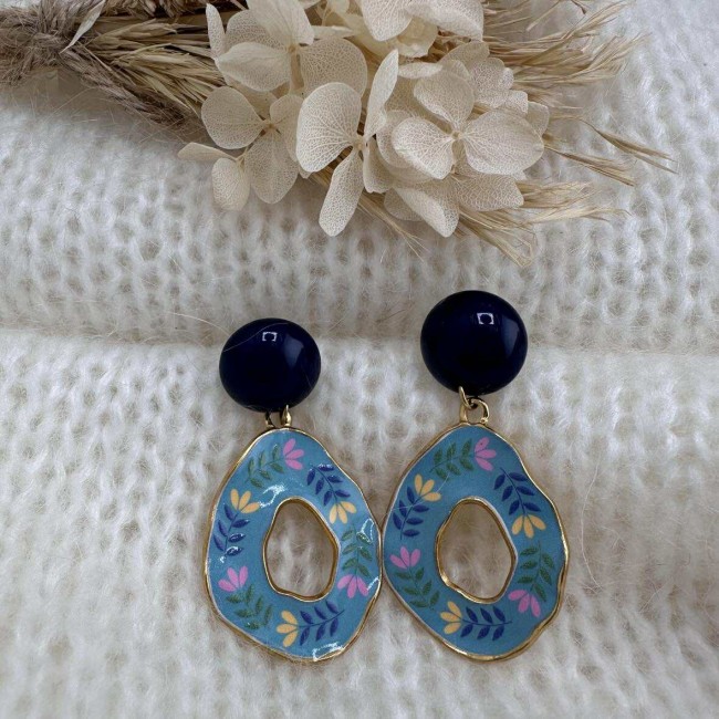 boucles d'oreilles de créateur, gouttes martelées en acier inox doré décorées de motifs floraux, clou d'oreille rond résine coloré assorti, atelier proche de Bordeaux