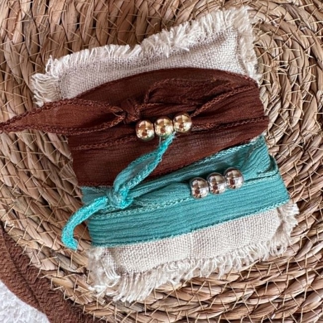 Bracelets bohèmes Annick en soie marron et turquoise avec trois perles dorées