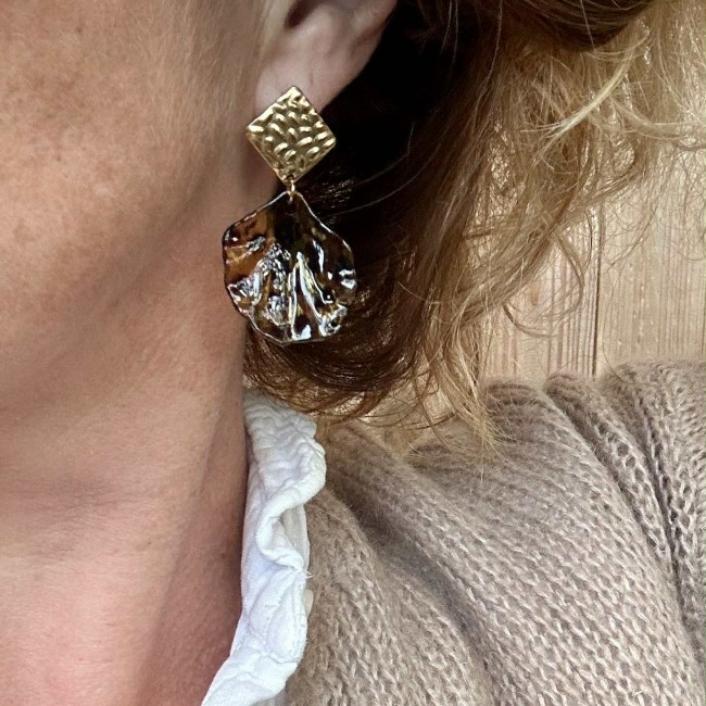 boucles d'oreilles de créateur, pendentif pétale fleur guépard clou d'oreille acier inox doré, portées, atelier proche de Bordeaux boucles d'oreilles de créateur, pendentif pétale fleur guépard clou d'oreille acier inox doré, portées, atelier proche de Bordeaux