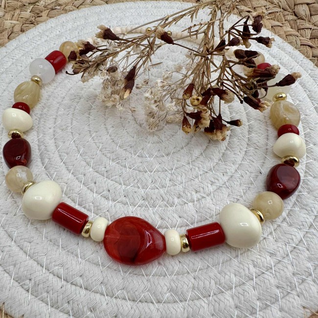 collier de créateur, grosses perles en résine rouge et acier inox doré, atelier proche de Bordeaux