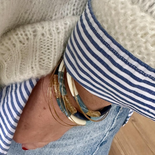 bracelets de créateur perles incurvées en résine colorée, unies, pailletées ou motif animal, élastique, portés atelier proche de Bordeaux bracelets de créateur perles incurvées en résine colorée, unies, pailletées ou motif animal, élastique, portés atelier proche de Bordeaux