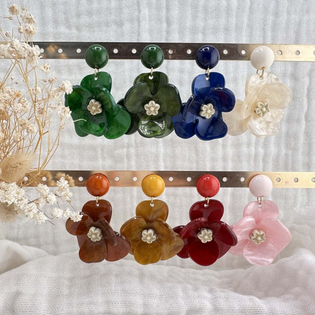 boucles d'oreilles de créateur, pendentif résine jolie fleur en relief en résine colorée clou d'oreille rond assorti acier inox, 8 coloris au choix, atelier proche de Bordeaux