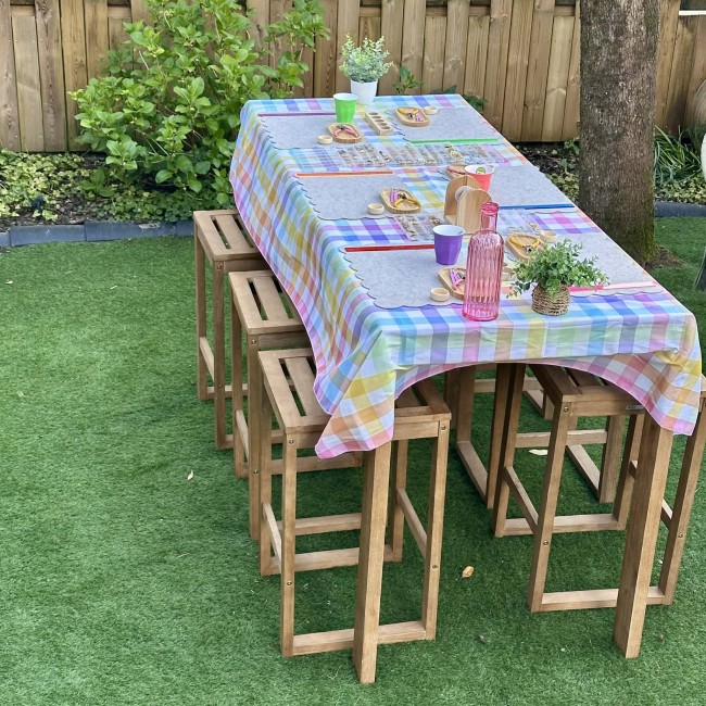 Table préparée dans le jardin pour un atelier créatif bijoux à Pessac