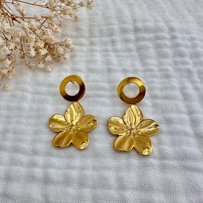Paire de boucles d’oreilles Thaïs avec anneaux ronds et fleurs dorés sur tissu écru – DEBA CREATION