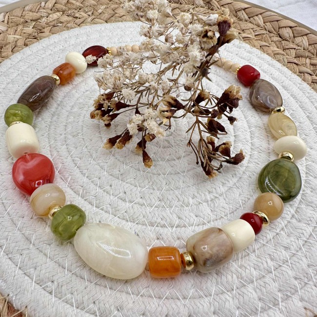 collier de créateur, grosses perles en résine multicolore et acier inox doré, atelier proche de Bordeaux