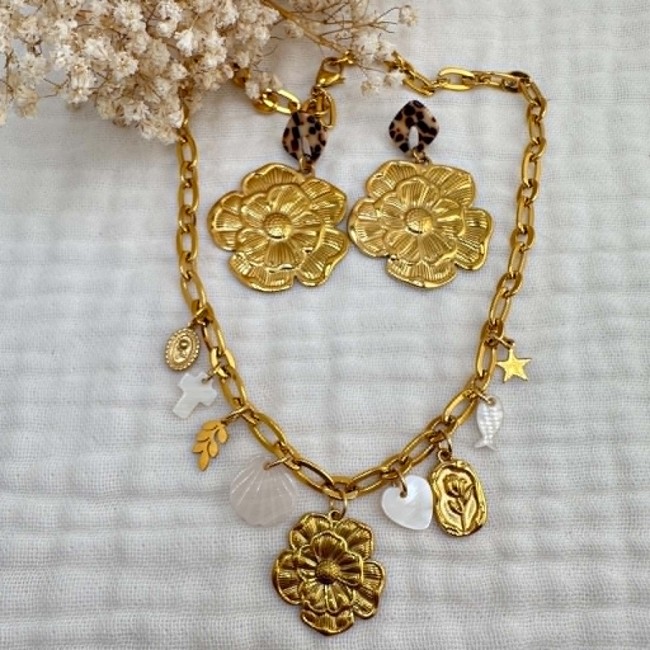 Collier pampilles Sam assorti aux boucles d'oreilles fleur dorées DEBA CREATION