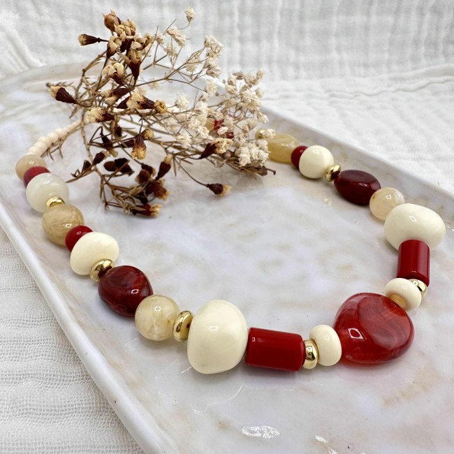 collier de créateur, grosses perles en résine rouge et acier inox doré, atelier proche de Bordeaux