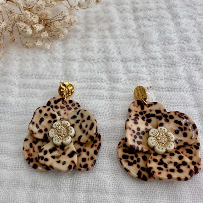 Paire de boucles d’oreilles Délia léopard avec fleur centrale et clous dorés martelés