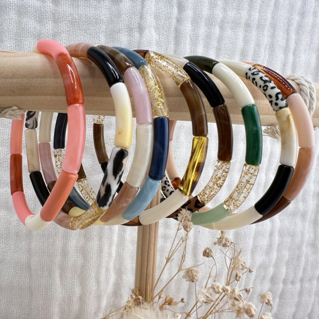 bracelets de créateur perles incurvées en résine colorée, unies, pailletées ou motif animal, élastique, atelier proche de Bordeaux bracelets de créateur perles incurvées en résine colorée, unies, pailletées ou motif animal, élastique, atelier proche de Bordeaux