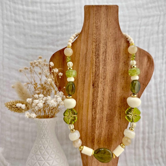 collier de créateur, grosses perles en résine vert et acier inox doré, atelier proche de Bordeaux collier de créateur, grosses perles en résine vert et acier inox doré, atelier proche de Bordeaux