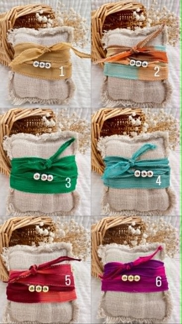Collection de bracelets bohèmes Annick en soie disponibles en plusieurs coloris