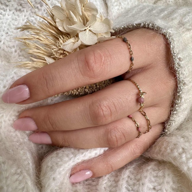 Fines bagues créateur, chaînettes en acier inoxydable doré et gouttes de résine de couleur, portées, atelier proche de Bordeaux Fines bagues créateur, chaînettes en acier inoxydable doré et gouttes de résine de couleur, portées, atelier proche de Bordeaux