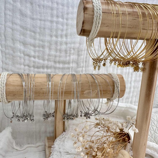 bracelets joncs ultra fins de créateur, fil en acier inoxydable doré ou argenté, mini breloques pampilles fleur, étoile ou perle, atelier proche de Bordeaux bracelets joncs ultra fins de créateur, fil en acier inoxydable doré ou argenté, mini breloques pampilles fleur, étoile ou perle, atelier proche de Bordeaux