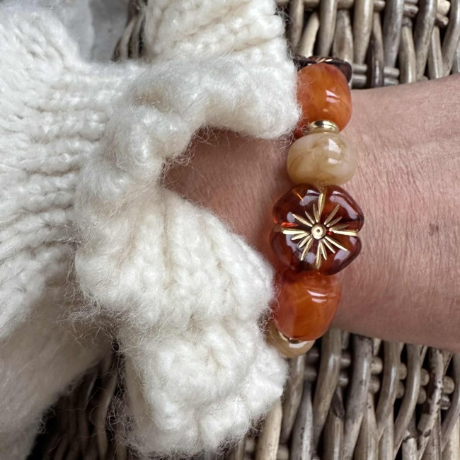 bracelet élastique de créateur, grosses perles acrylique de couleur tubes et fleurs, rouille, porté, atelier proche de Bordeaux bracelet élastique de créateur, grosses perles acrylique de couleur tubes et fleurs, rouille, porté, atelier proche de Bordeaux