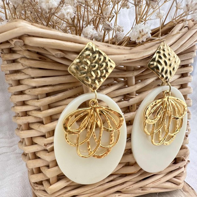 boucles d'oreilles de créateur, pendentif résine écru et fleur doré, clou oreille martelé acier inox doré, atelier proche de Bordeaux