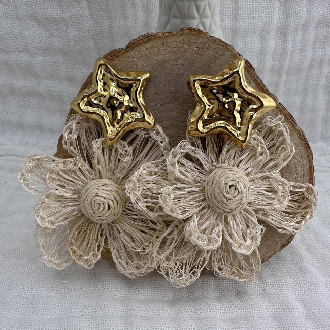 boucles d'oreilles de créateur, fleurs en raphia écru montées sur des clous d'oreilles acier inox doré étoiles martelées, atelier proche de Bordeaux