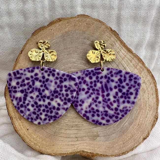 boucles d'oreilles de créateur, pendentif géométrique moucheté violet clou d'oreille acier inox rond résine, atelier proche de Bordeaux boucles d'oreilles de créateur, pendentif géométrique moucheté violet clou d'oreille acier inox rond résine, atelier proche de Bordeaux