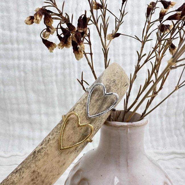 fine bague coeur acier inox doré ou argenté, ajourée et martelée, ajustable, portée, atelier proche de Bordeaux fine bague coeur acier inox doré ou argenté, ajourée et martelée, ajustable, portée, atelier proche de Bordeaux