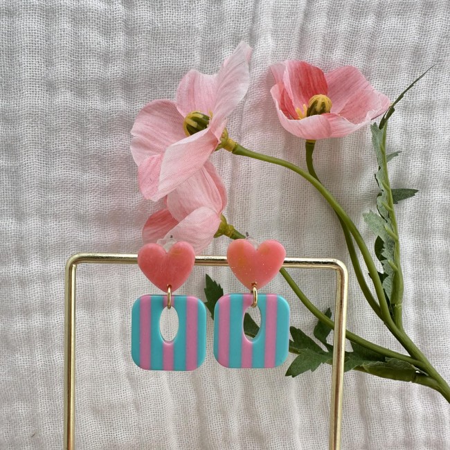 boucles d'oreilles de créateur, carrés colorés et rayés turquoise et rose, clou d'oreille coeur résine coloré assorti, atelier proche de Bordeaux boucles d'oreilles de créateur, carrés colorés et rayés turquoise et rose, clou d'oreille coeur résine coloré assorti, atelier proche de Bordeaux