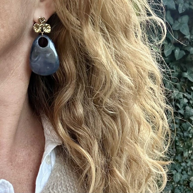 boucles d'oreilles de créateur, pendentif goutte marbrée en résine et clou d'oreille fleur acier inox doré, portées, atelier proche de Bordeaux boucles d'oreilles de créateur, pendentif goutte marbrée en résine et clou d'oreille fleur acier inox doré, portées, atelier proche de Bordeaux