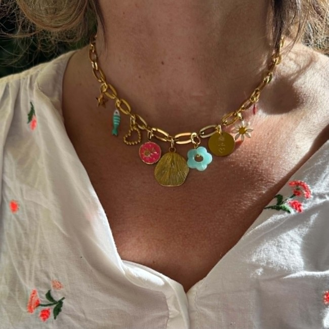 Collier personnalisé porté après l'atelier créatif bijoux