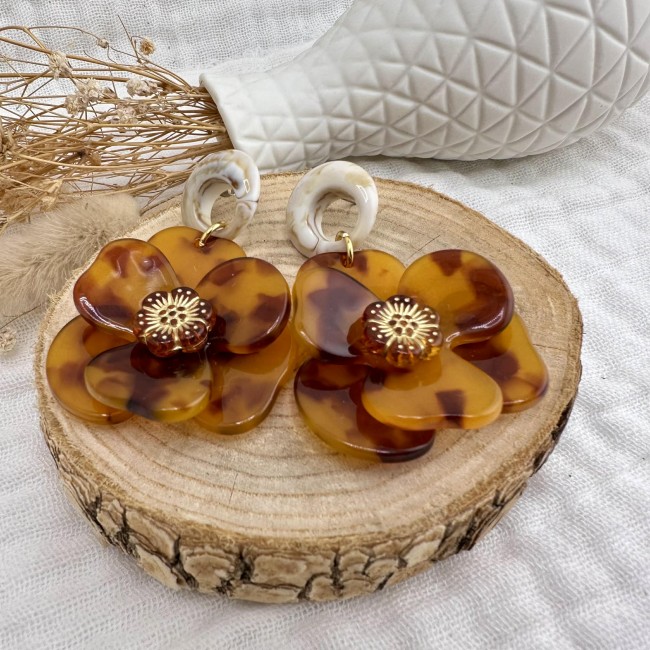 boucles d'oreilles de créateur, pendentif résine jolie fleur en relief rouille clou d'oreille rond assorti acier inox, atelier proche de Bordeaux boucles d'oreilles de créateur, pendentif résine jolie fleur en relief rouille clou d'oreille rond assorti acier inox, atelier proche de Bordeaux