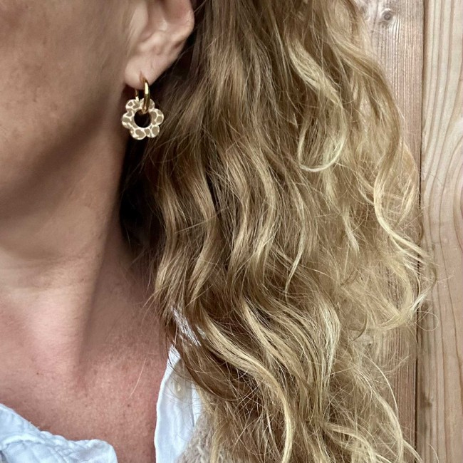 boucles d'oreilles créoles de créateur, pendentif fleur en résine et créoles acier inox doré ou argenté, portées, atelier proche de Bordeaux boucles d'oreilles créoles de créateur, pendentif fleur en résine et créoles acier inox doré ou argenté, portées, atelier proche de Bordeaux