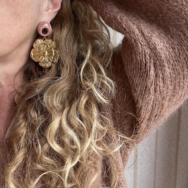 boucles d'oreilles de créateur, pendentif jolie fleur doré, monté sur un clou d'oreille ajouré beige rosé en résine, acier inox, portées, atelier proche de Bordeaux boucles d'oreilles de créateur, pendentif jolie fleur doré, monté sur un clou d'oreille ajouré beige rosé en résine, acier inox, portées, atelier proche de Bordeaux