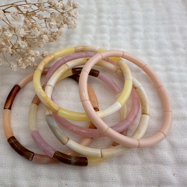 Accumulation de bracelets élastiques Anatole aux nuances pastel de rose, beige et jaune – DEBA CREATION