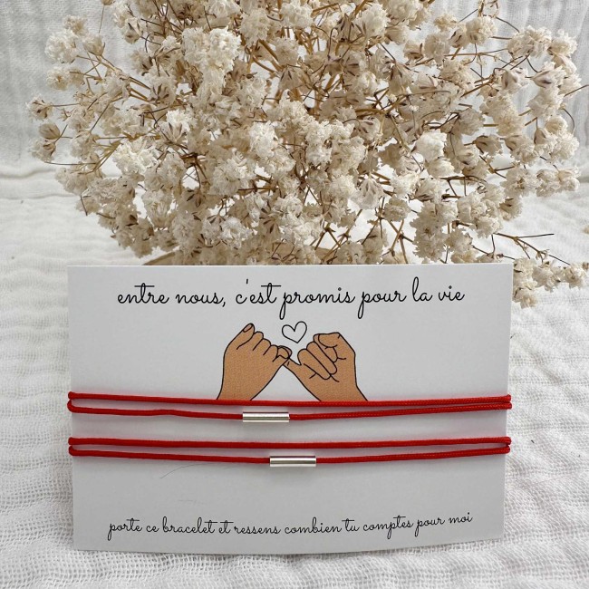 bracelets de créateur, à offrir à ton amoureux, ton ami, ta famille, fil rouge et tube en argent ajustable, présentés sur une carte promesse du petit doigt, 16 coloris au choix, atelier proche de Bordeaux
