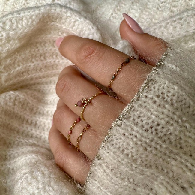 Fines bagues créateur, chaînettes en acier inoxydable doré et gouttes de résine de couleur, portées, atelier proche de Bordeaux Fines bagues créateur, chaînettes en acier inoxydable doré et gouttes de résine de couleur, portées, atelier proche de Bordeaux