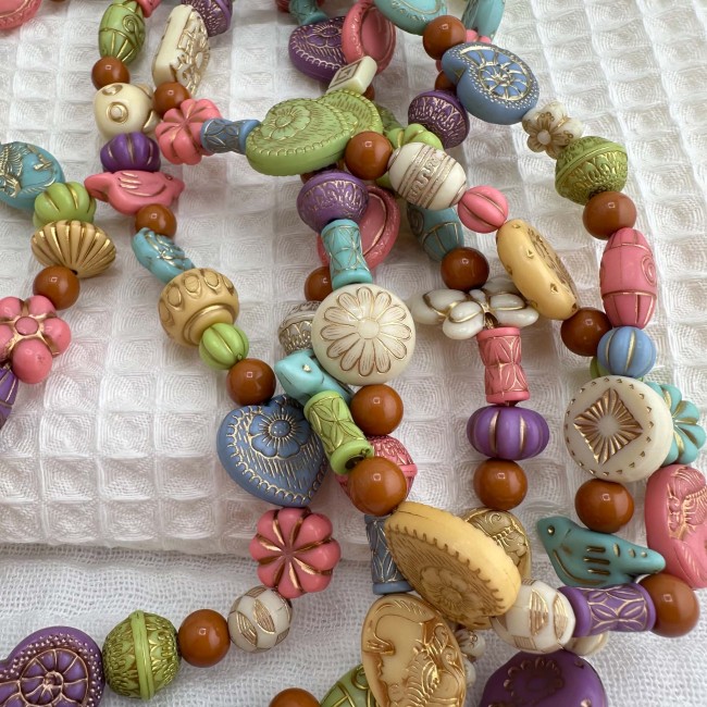Jardin Poudré – Gros plan sur les perles en résine Gros plan sur les perles en résine colorées du cordon de téléphone Jardin Poudré