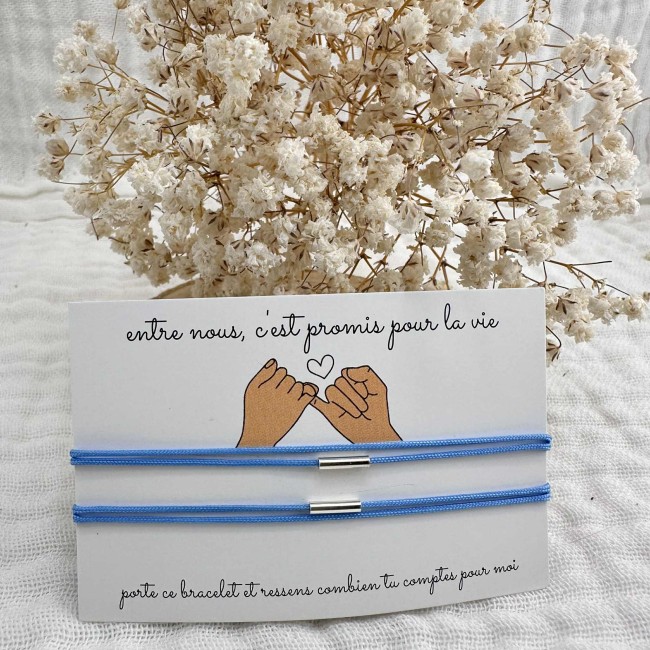 bracelets de créateur, à offrir à ton amoureux, ton ami, ta famille, fil bleu et tube en argent ajustable, présentés sur une carte promesse du petit doigt, 16 coloris au choix, atelier proche de Bordeaux