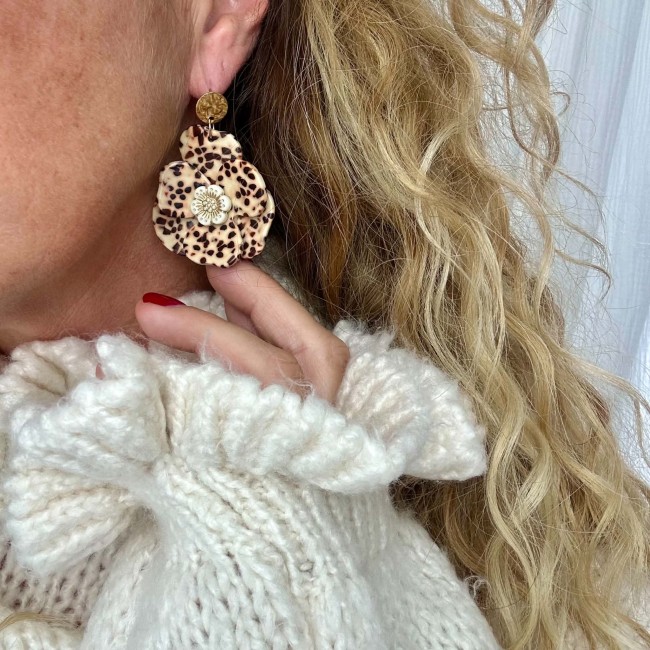 Boucles d’oreilles Délia léopard à fleur en relief portées – DEBA CREATION