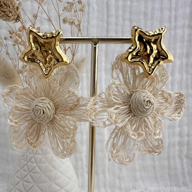 boucles d'oreilles de créateur, fleurs en raphia écru montées sur des clous d'oreilles acier inox doré étoiles martelées, atelier proche de Bordeaux