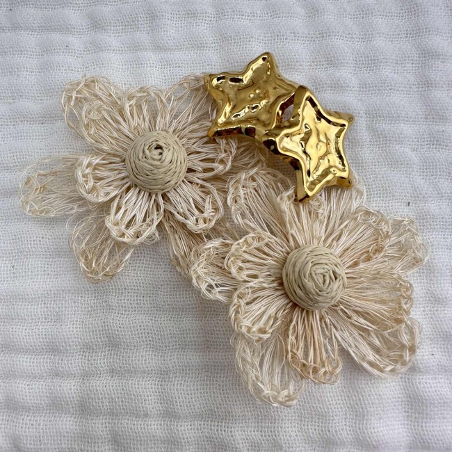 boucles d'oreilles de créateur, fleurs en raphia écru montées sur des clous d'oreilles acier inox doré étoiles martelées, atelier proche de Bordeaux