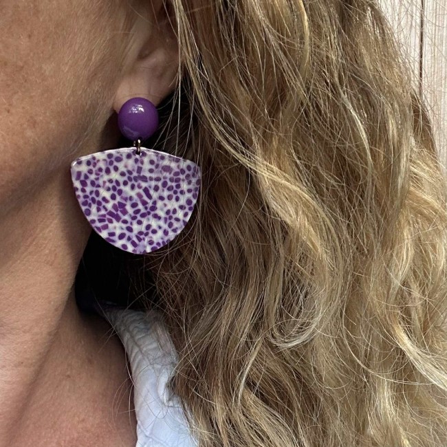 boucles d'oreilles de créateur, pendentif géométrique moucheté violet clou d'oreille acier inox rond résine, portées, atelier proche de Bordeaux boucles d'oreilles de créateur, pendentif géométrique moucheté violet clou d'oreille acier inox rond résine, portées, atelier proche de Bordeaux