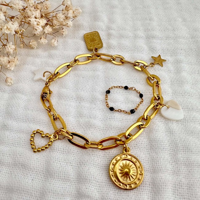 Bracelet doré à pampilles et bague fine présentés après un atelier de création de bijoux