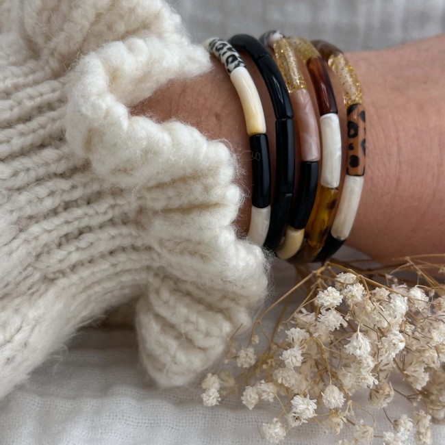 Bracelets élastiques Anatole savane aux tons beige, brun et noir portés au poignet – DEBA CREATION